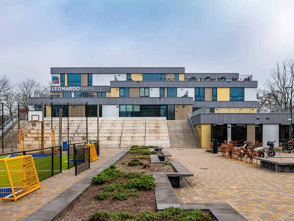 Van_Eck_Trappen_Kozijnen_LeonardoCollege